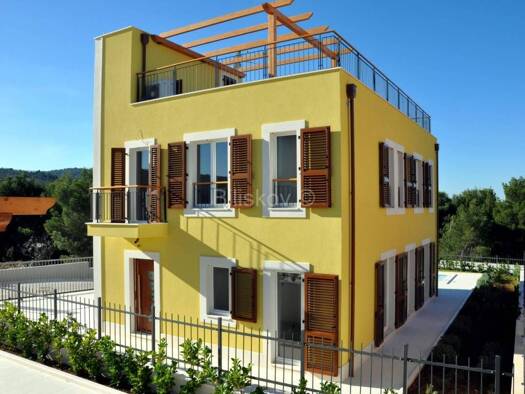 Haus zum Kauf 660.000 € 7 Zimmer 188 m² Supetar