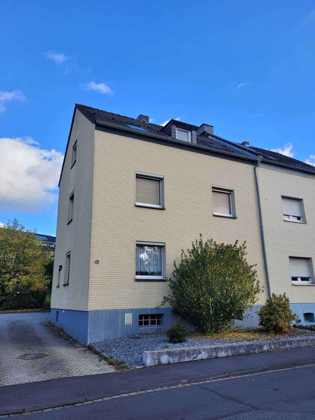 Mehrfamilienhaus zum Kauf 395.000 € 6 Zimmer 137 m²<br/>Wohnfläche 506 m²<br/>Grundstück Hennef Hennef (Sieg) 53773