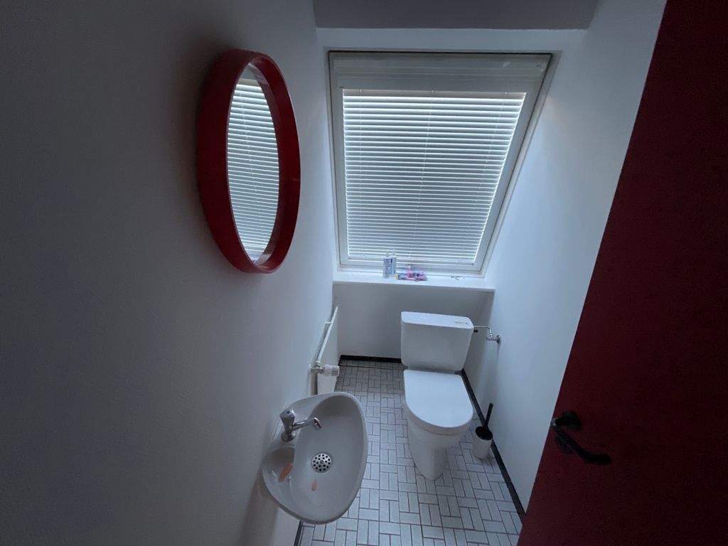 Immobilie in Alpirsbach - Ein nicht alltägliches Architektenhaus mit hellen großzügigen offen gestalteten Wohnebenen. - Bild 4