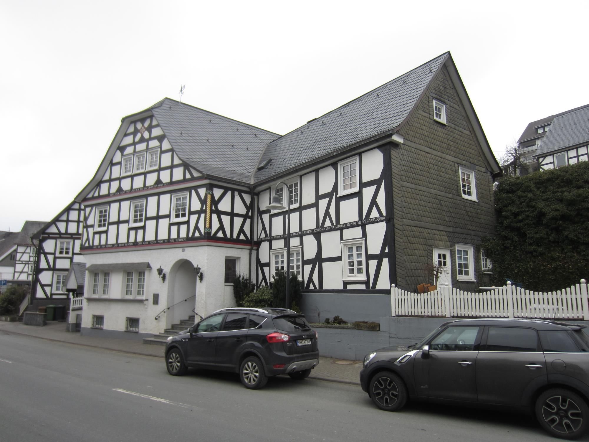 Haus zum Kauf 298.000 € 13 Zimmer 281 m²<br/>Wohnfläche 370 m²<br/>Grundstück Bad Fredeburg Schmallenberg 57392