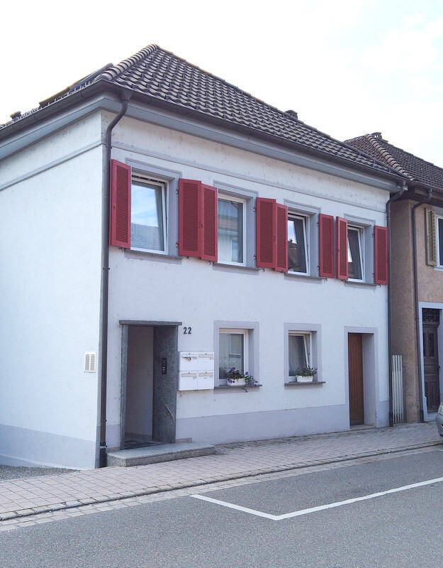 Immobilie in Gailingen am Hochrhein - Grenznahes Wohnhaus mit 3 soliden Wohnungen in Gailingen am Hochrhein zu verkaufen - Bild 2