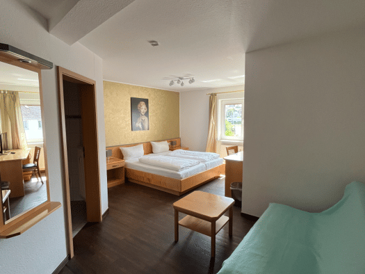 WG-Zimmer zur Miete auf Zeit 560 € 30 m² frei ab sofort Neuhof Neuhof 36119