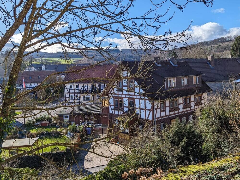 Immobilie in Bad Zwesten - Tradition trifft Raumvielfalt - Großes Wohnhaus mit Einliegerwohnung und Gartenidylle - Bild 0