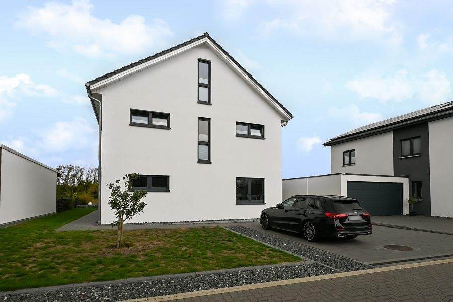Immobilie in Algermissen - Neuwertiges und modernes Einfamilienhaus mit Blick auf den See im Naturschutzgebiet von Algermissen! - Bild 0