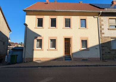 Haus zum Kauf 389.000 € 7 Zimmer 150 m² 2.064 m² Grundstück frei ab sofort Flehingen Oberderdingen 75038