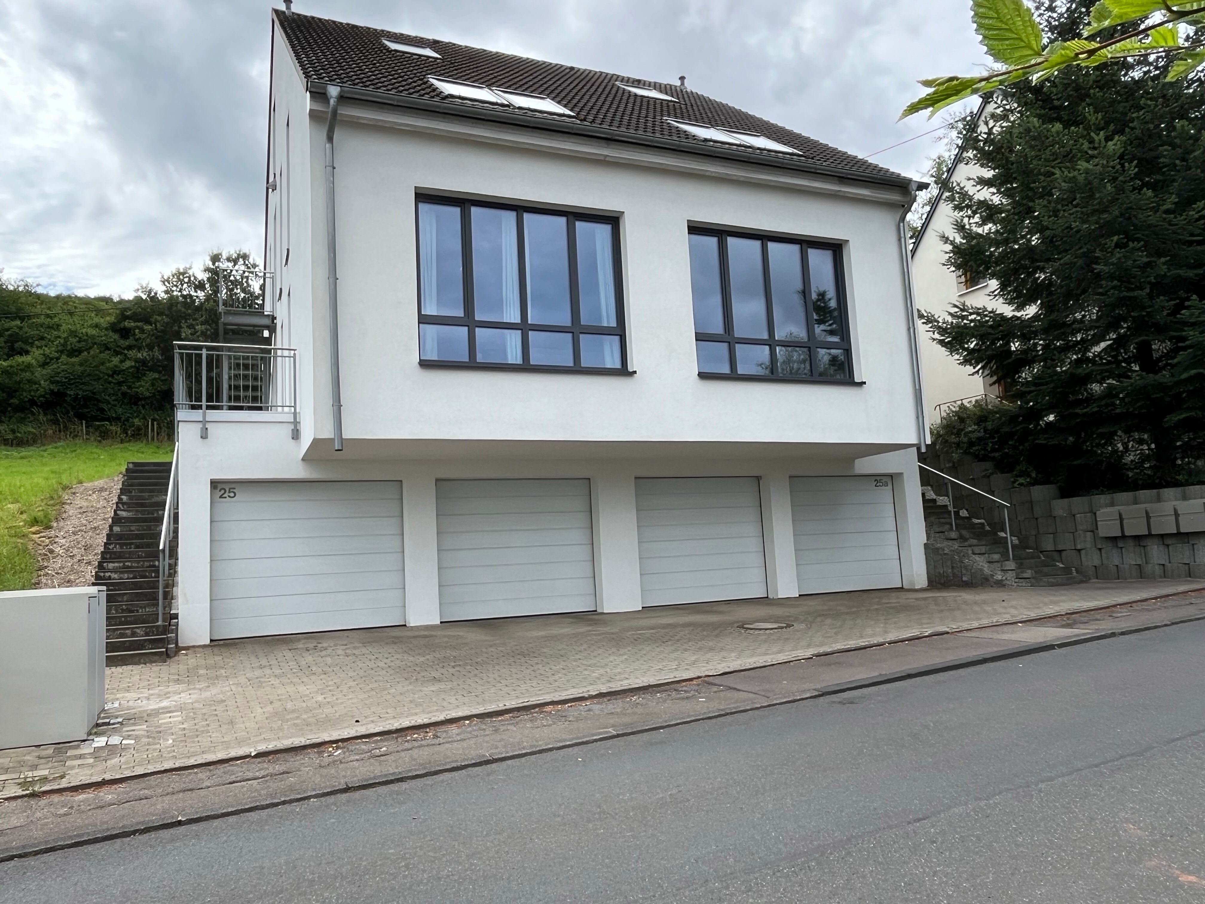 Mehrfamilienhaus zum Kauf provisionsfrei 1.180.000 € 12 Zimmer 300 m²<br/>Wohnfläche 704 m²<br/>Grundstück Hockweilerstr. 25-25a Irsch 2 Trier 54296