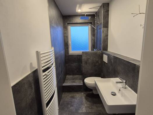 Wohnung zur Miete 1.100 € 3,5 Zimmer 106 m² Geschoss 1/2 frei ab sofort Auestraße Niederkaufungen Kaufungen 34260