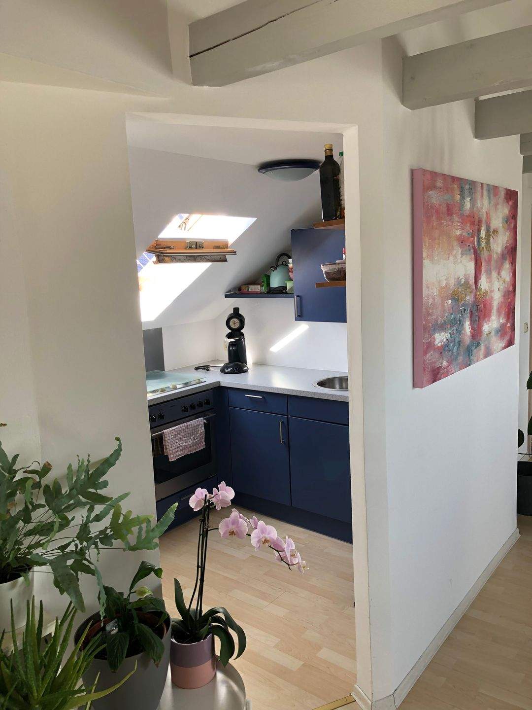 Immobilie in Hofheim in Unterfranken - Lichtdurchflutetes Raumwunder im DG mit Balkon und PV-Anlage - Bild 1