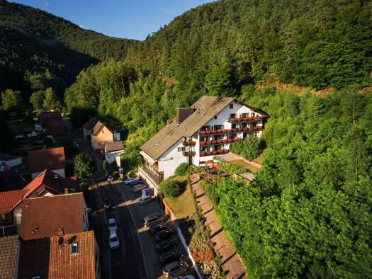 Gastronomie/Hotel zum Kauf provisionsfrei 2.100 m² Gastrofläche 4.092 m² Grundstück Erfweiler 66996