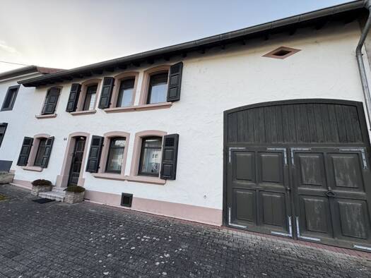 Reihenmittelhaus zum Kauf 235.000 € 10 Zimmer 240 m² 1.289 m² Grundstück Neuforweiler Saarlouis 66740