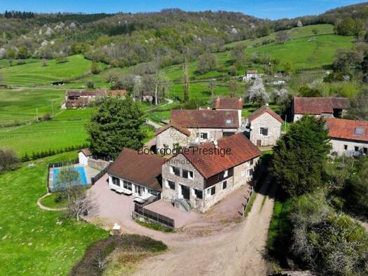 Haus zum Kauf 1.102.500 € 612 m² 7.525 m² Grundstück Centre Ville Autun 71400