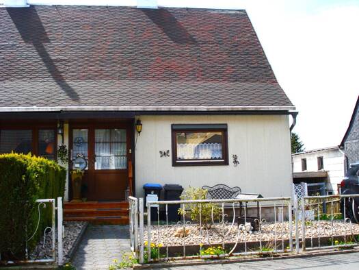 Doppelhaushälfte zum Kauf provisionsfrei 139.000 € 6 Zimmer 120 m² 980 m² Grundstück Werksiedlung 36 Schmiedefeld 07318