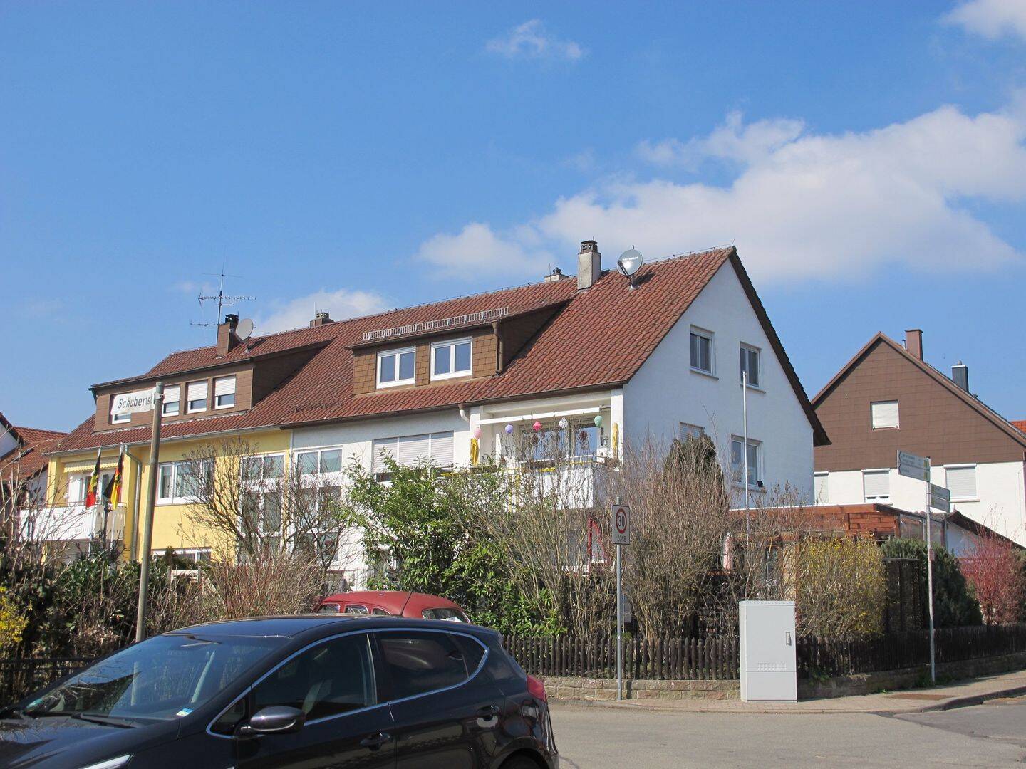 Immobilie in Schönaich - Gepflegtes 3-Familien-Wohnhaus mit Doppelgarage, Stellplatz, Fahrradraum, Garten in sonniger Lage - Bild 1