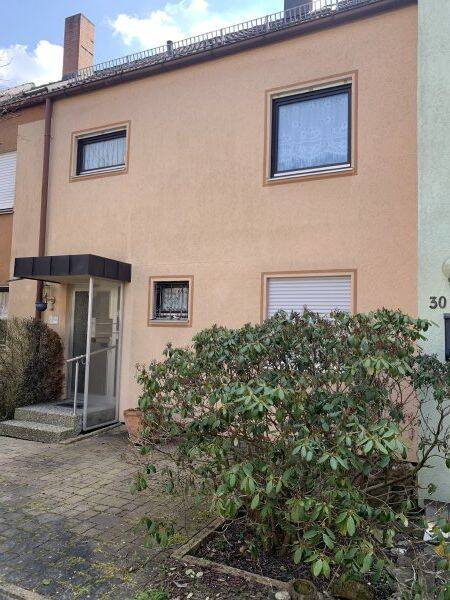 Immobilie in Altdorf bei Nürnberg - *** Reihenmittelhaus mit Potential in exponierter Lage		von Altdorf b. Nürnberg zu verkaufen *** - Bild 0
