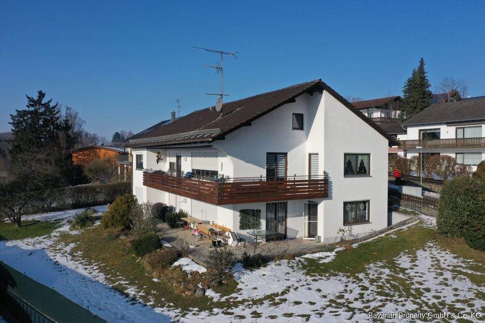 Immobilie in Mitterfels - Großzügiges Zweifamilienhaus mit herrlichem Ausblick in Mitterfels - Bild 0