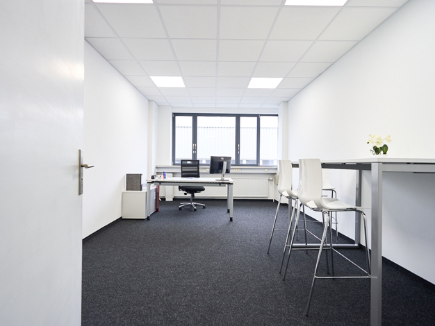 Bürofläche zur Miete - Erstbezug 500 € 27,6 m² Bürofläche teilbar ab 27,6 m² Carl-Zeiss-Straße 5 Fellbach 70736