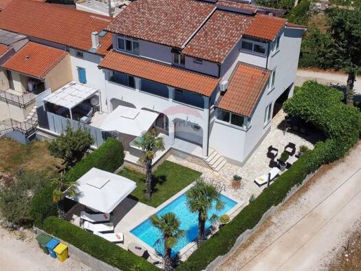 Reihenmittelhaus zum Kauf 1.195.000 € 10 Zimmer 380 m² 417 m² Grundstück Sveti Lovrec 52448