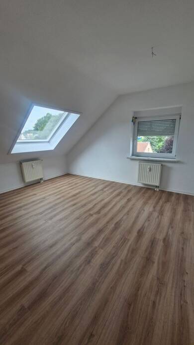 Wohnung zur Miete 285 € 2 Zimmer 57 m² Dachgeschoss, 3. Geschoss frei ab sofort Falkensteiner Straße 56 Bergen 08239