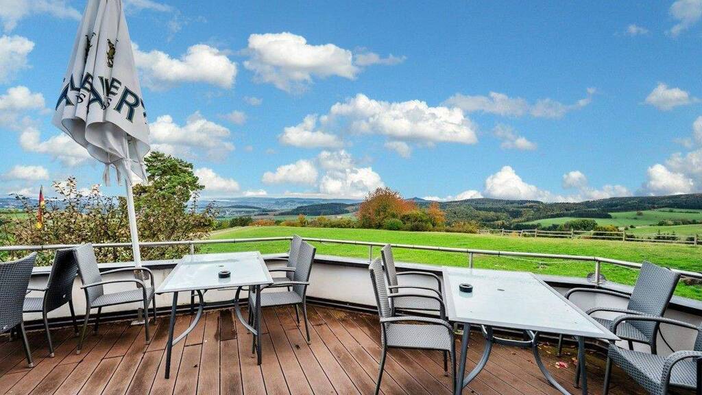 Hotel zum Kauf 1.590.000 € 11 Zimmer 1.062 m² Gastrofläche 14.586 m² Grundstück Engen Engen / Stetten 78234