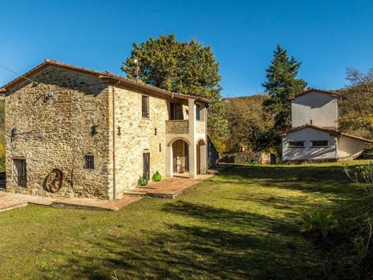 Haus zum Kauf 390.000 € 402 m² 20.000 m² Grundstück Montone 06014