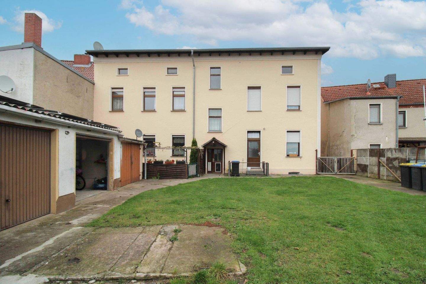 Immobilie in Jerichow - MFH mit 4 Einheiten, Solaranlage und langfristigen Mietverhältnissen in Jerichow - Bild 1