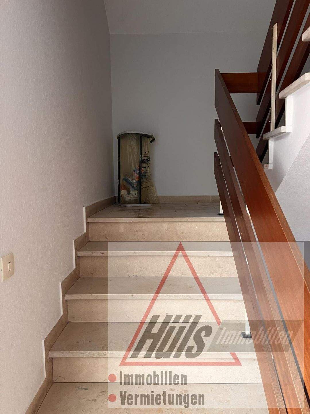 Immobilie in Lienen - Gepflegtes Zweifamilienhaus mit großem Grundstück, Keller & Doppelgarage in ruhiger Lage - Bild 3