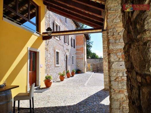 Haus zum Kauf 4.200.000 € 390.000 m² Grundstück Udine 33100