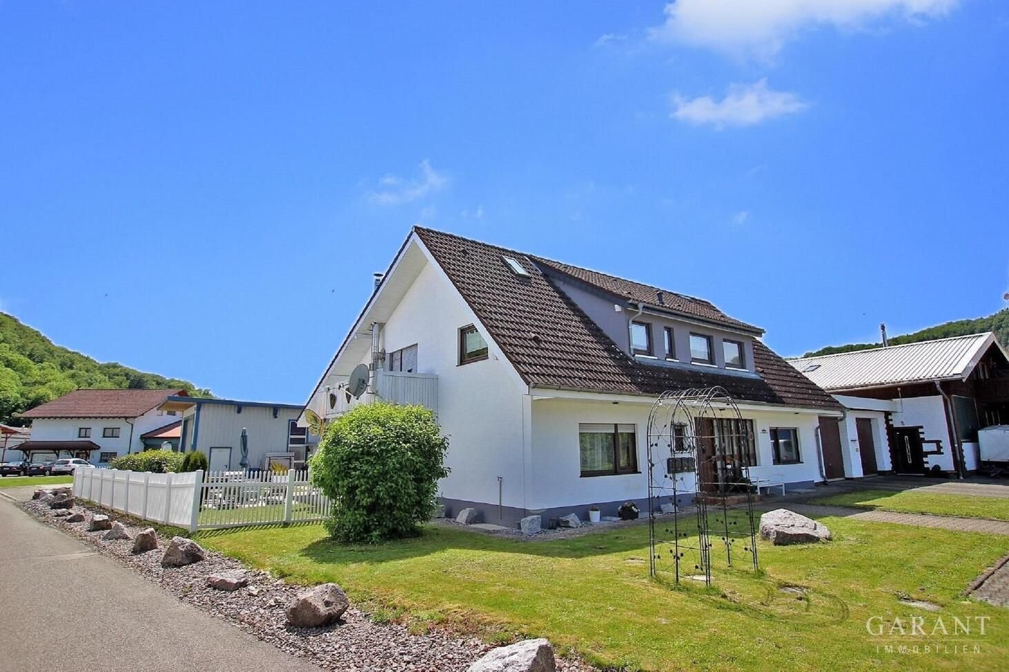 Mehrfamilienhaus zum Kauf 450.000 € 9 Zimmer 250 m²<br/>Wohnfläche 400 m²<br/>Grundstück Eggingen 79805