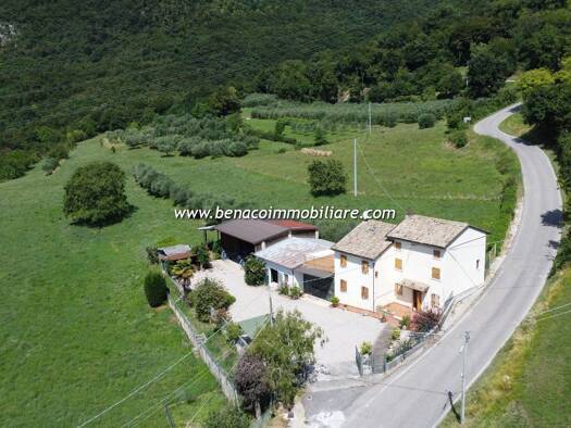 Haus zum Kauf 650.000 € 6 Zimmer 355 m² 16.000 m² Grundstück via Lumini Caprino Veronese 37010