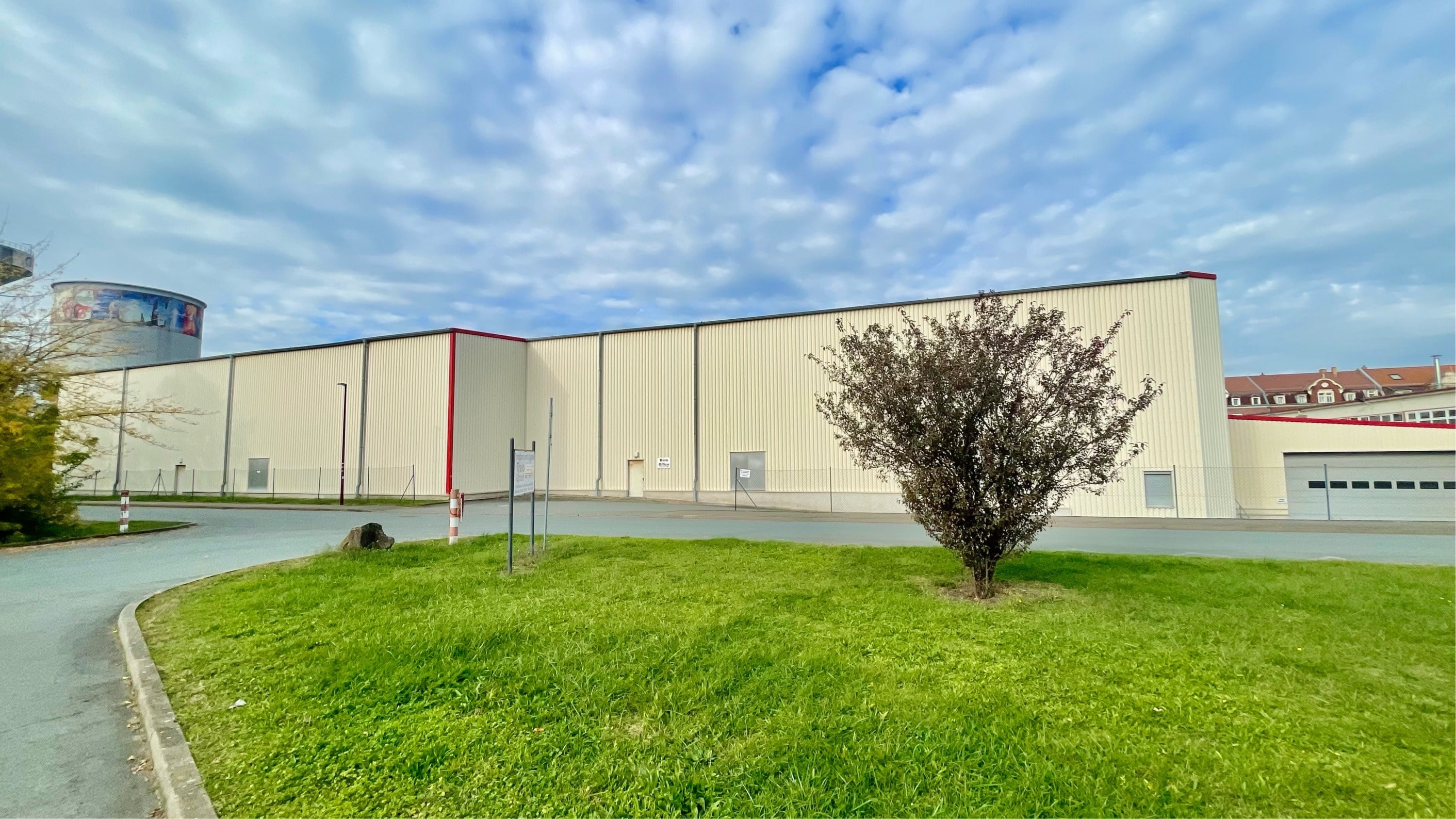 Lagerhalle zum Kauf 297 € 8.409 m²<br/>Lagerfläche ab 4.000 m²<br/>Teilbarkeit Gröba Riesa 01591