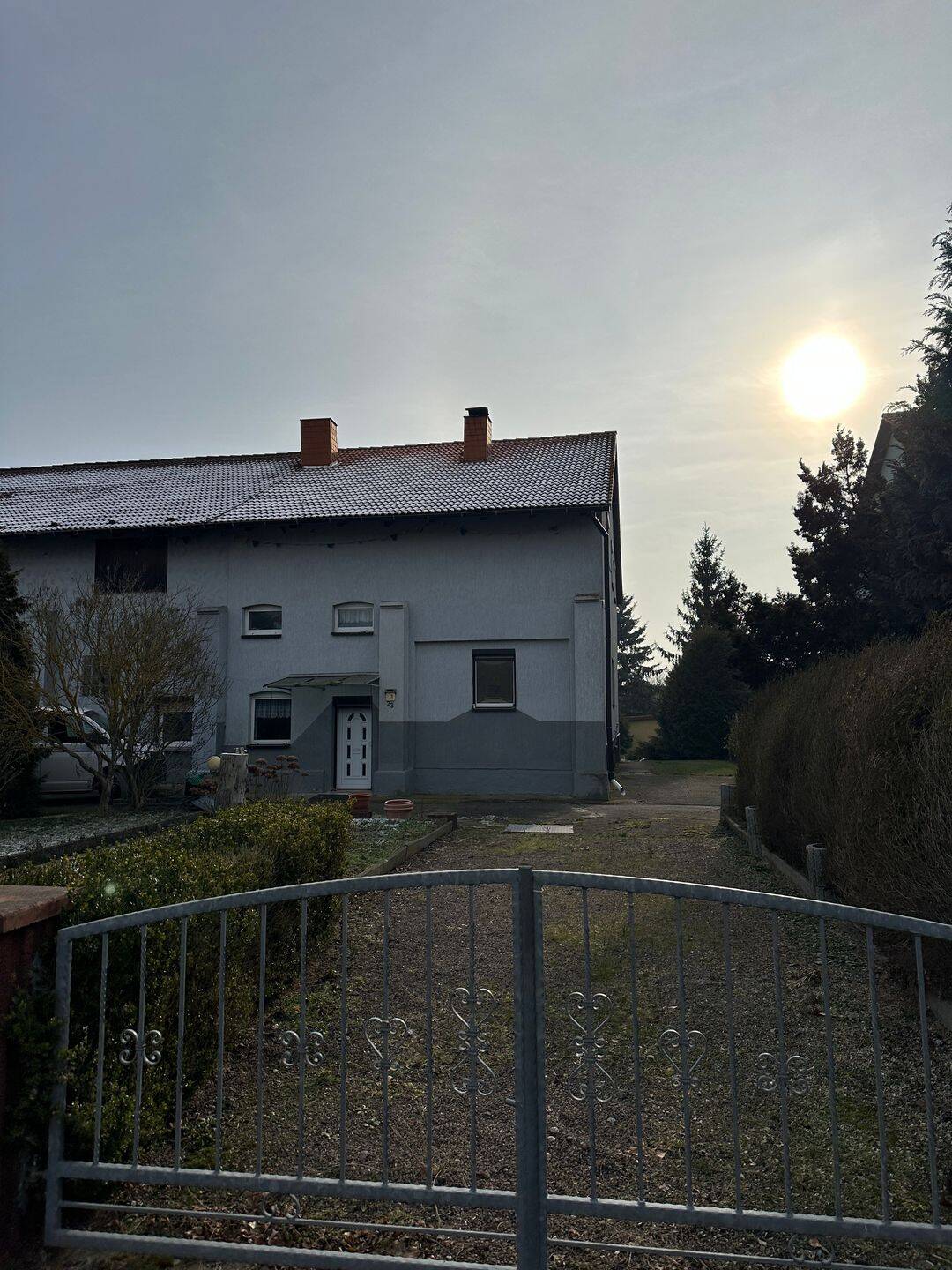 Immobilie in Drei Gleichen - EFH als Doppelhaushalte, Massiv gebau, mit großem Garten - Bild 0