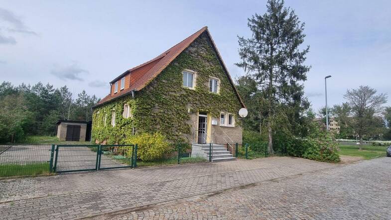 Einfamilienhaus zum Kauf provisionsfrei 180.000 € 9 Zimmer 180 m² 575 m² Grundstück Lange Straße 9 Ernst-Thälmann-Siedlung Viereck / ETS 17309