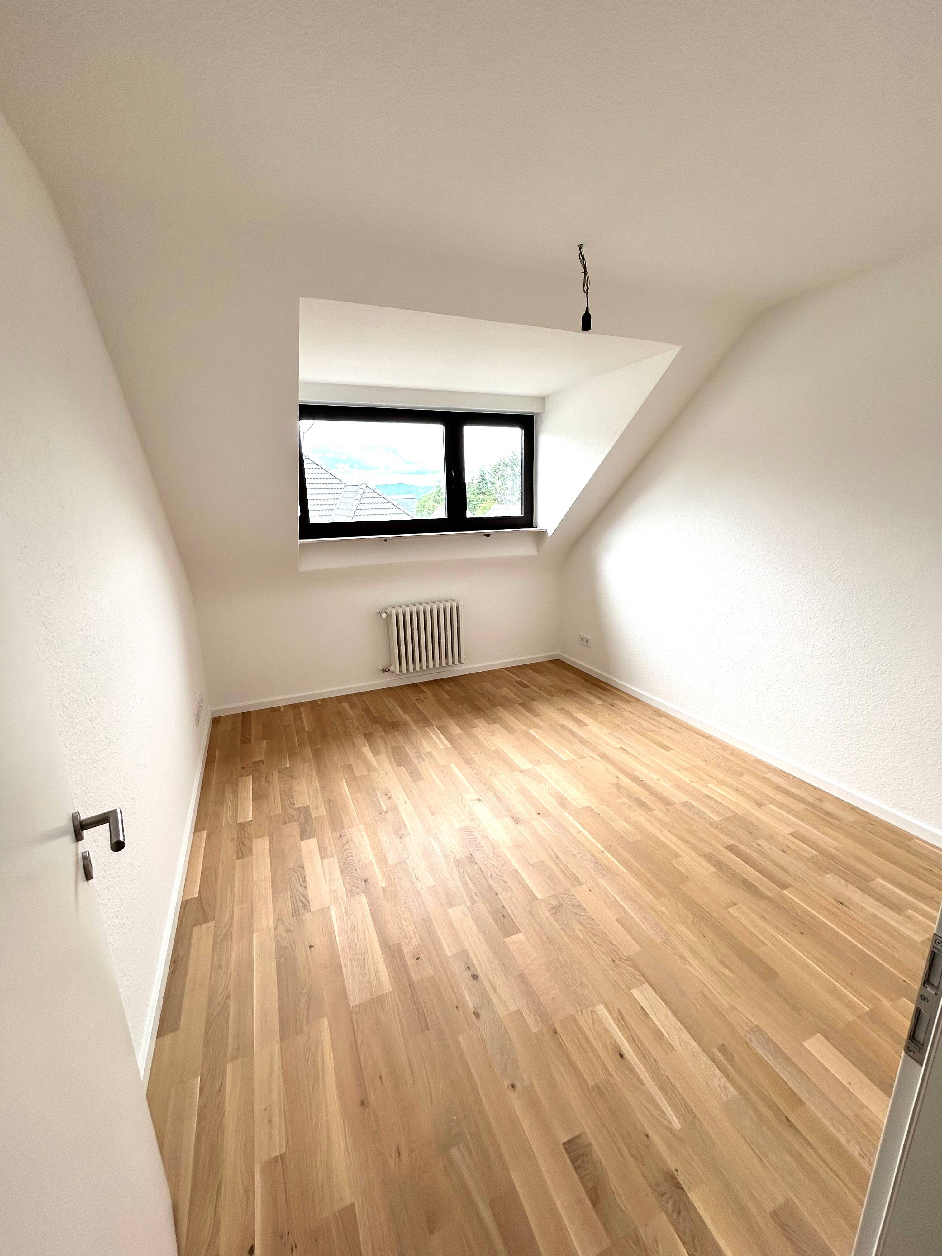 Große Dachgeschosswohnung mit Balkon und Garage in Trier-Ruwer! Erstbezug nach Renovierung! – Trier – Bild 1 von 11