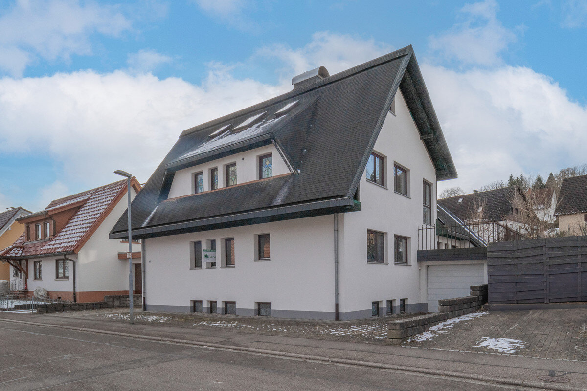 Mehrfamilienhaus zum Kauf 565.000 € 11 Zimmer 303,2 m²<br/>Wohnfläche 815 m²<br/>Grundstück Blumberg Blumberg 78176