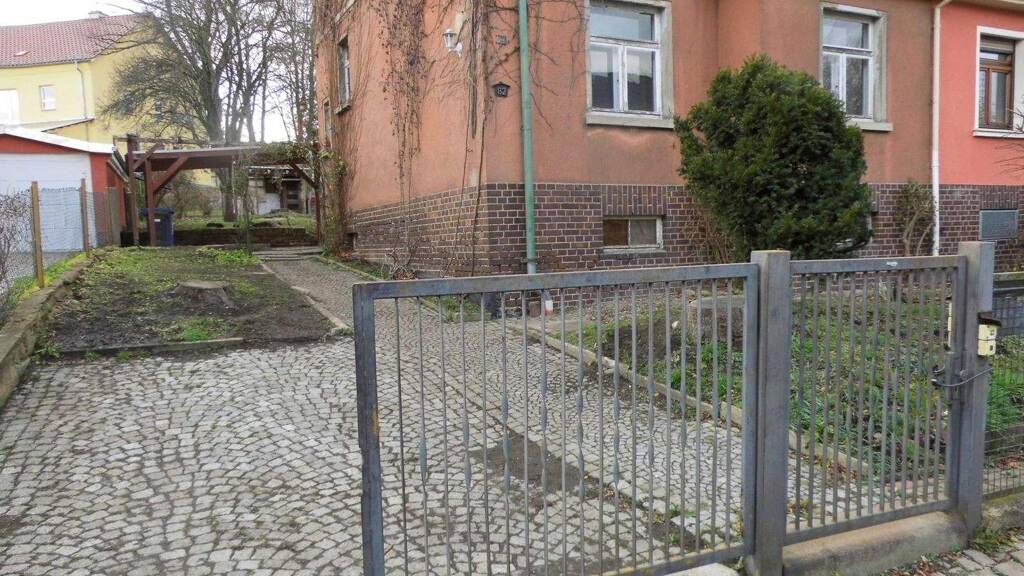 Immobilie in Werdau - Einfamilienhaus (DHH) mit Zufahrt, Carport und Hausgarten in beliebter Wohnlage von Werdau zu verkaufen! - Bild 0