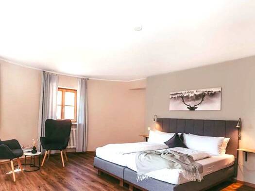 Hotel zum Kauf 20 Zimmer 70 Betten 100 m² Gastrofläche 2.653 m² Grundstück Bad Endorf Bad Endorf 83093