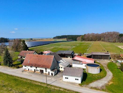 Haus zum Kauf 695.000 € 10 Zimmer 200 m² 6.392 m² Grundstück Hochwald Rottweil 78628