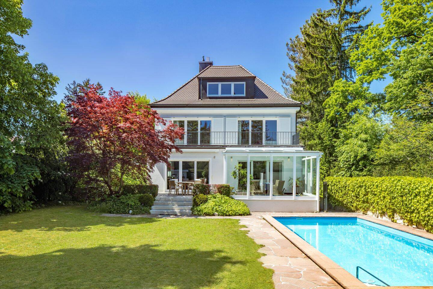 Großzügiges Familiendomizil mit Spa-Bereich, Traumgarten und Pool in Villenlage