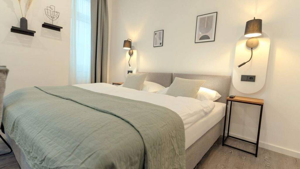 Wohnung zur Miete 550 € 10 Zimmer 23 m² 1. Geschoss frei ab sofort Bahnhofsviertel Frankfurt am Main 60329