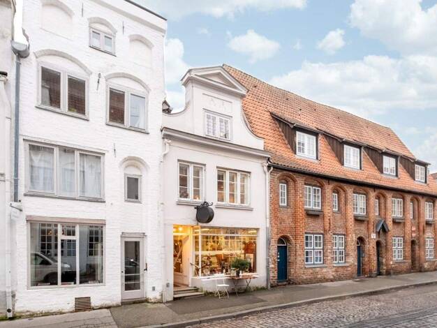 Gewerbeobjekt zum Kauf als Kapitalanlage geeignet 590.000 € 275,1 m² 305 m² Grundstück teilbar ab 224,3 m² Innenstadt Lübeck 23552