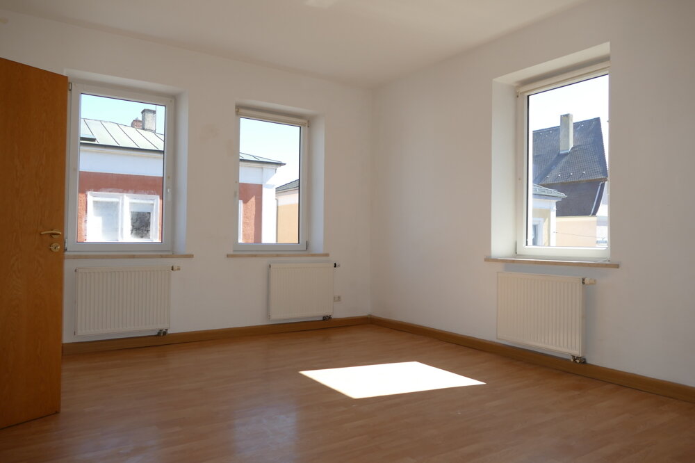 Wohnung zur Miete 920 € 3 Zimmer 94 m²<br/>Wohnfläche 2.<br/>Geschoss 01.04.2025<br/>Verfügbarkeit Nikola Landshut 84034