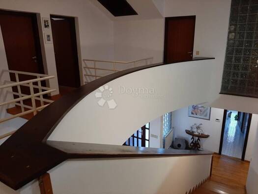 Haus zum Kauf 999.000 € 9 Zimmer 500 m² Lucko, Novi Zagreb - Zapad Lučko
