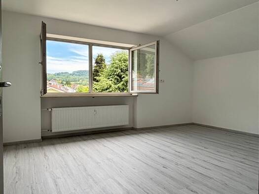 Wohnung zur Miete 765 € 3 Zimmer 109,2 m² 2. Geschoss frei ab sofort Deggendorf 94469