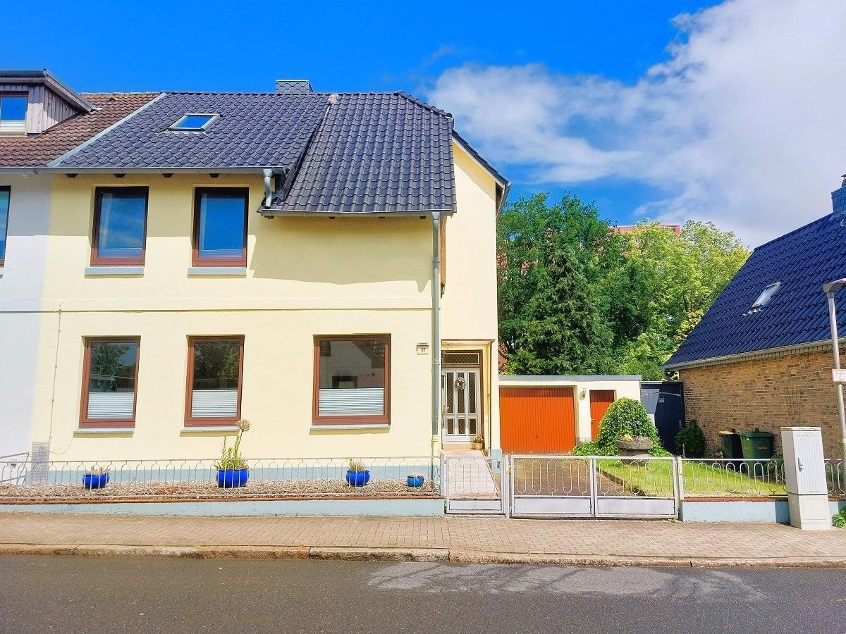 Mehrfamilienhaus zum Kauf provisionsfrei 245.000 € 5 Zimmer 120 m²<br/>Wohnfläche 602 m²<br/>Grundstück ab sofort<br/>Verfügbarkeit Carstensstraße 22 Gallbergschule Schleswig 24837