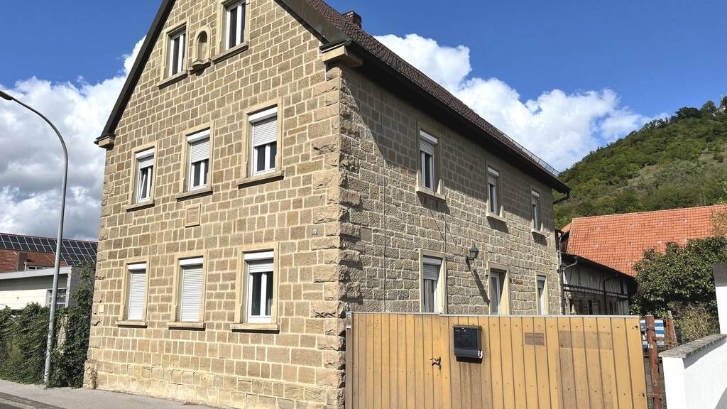 Einfamilienhaus zum Kauf 335.000 € 9 Zimmer 200 m² 749 m² Grundstück frei ab sofort Zeil 97475