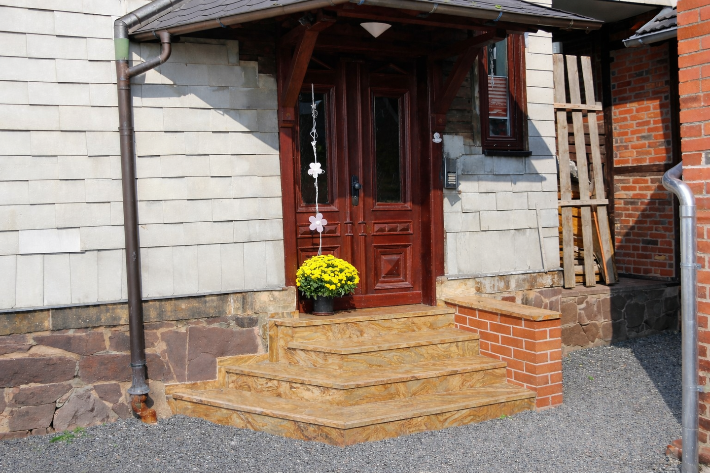 Immobilie in Sonneberg - Mehrfamilienhaus mit 3 Wohneinheiten in zentraler Lage von Sonneberg - Bild 1