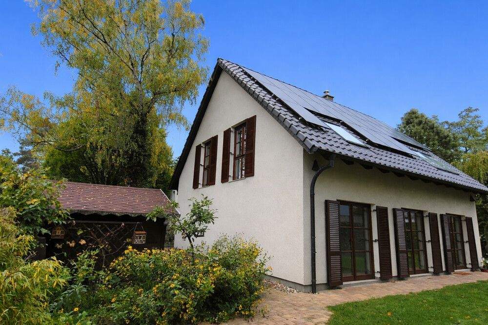 Zu vermieten: Helles, großzügiges 6-Zimmer-Einfamilienhaus mit Garten und Kamin.