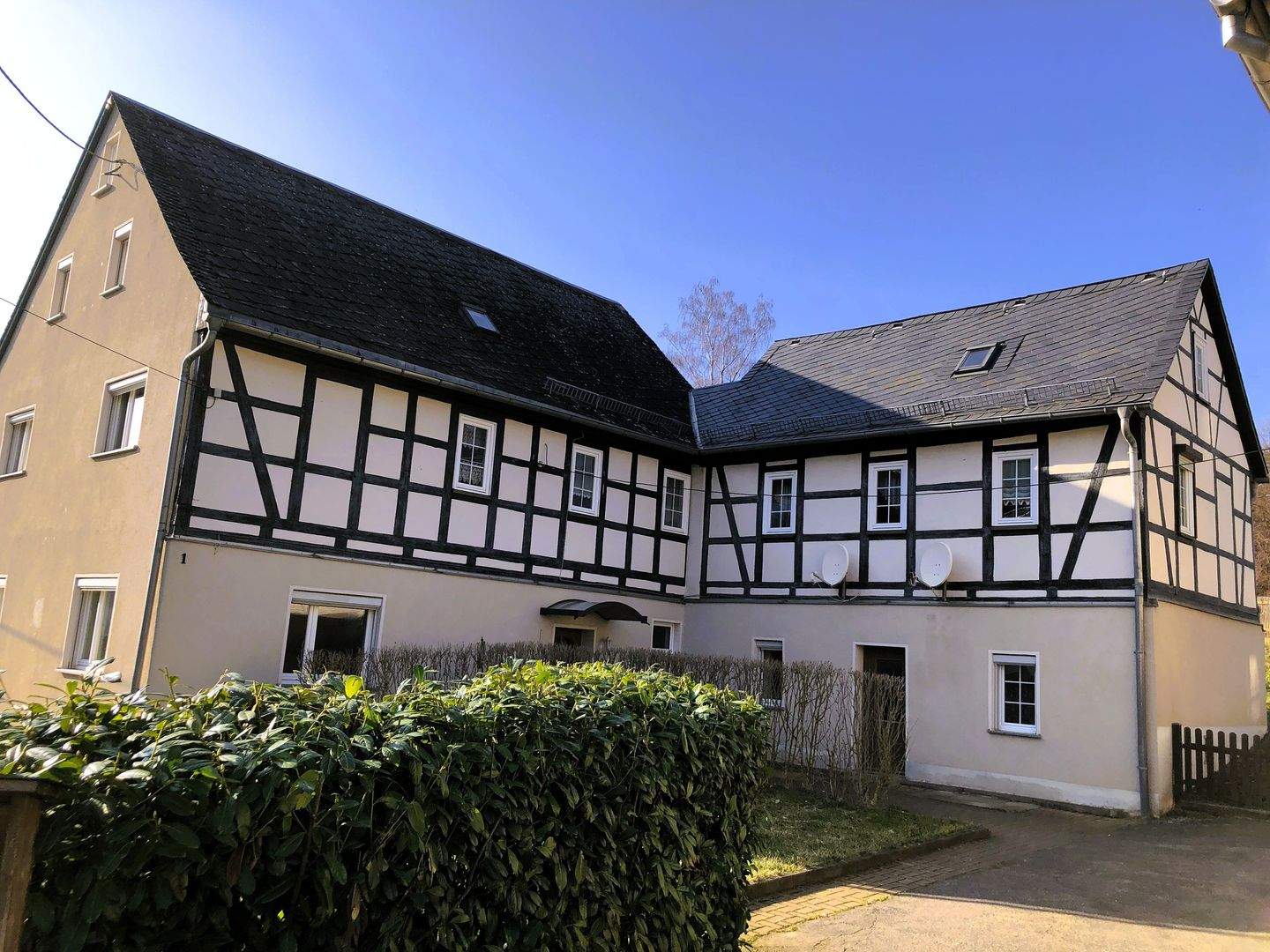 Immobilie in St. Egidien - Ruhig gelegenes Familienhaus mit zwei Wohnungen und großem Garten in St. Egidien. Ideal für Berufspendler auf der Autobahn A 4. - Bild 1