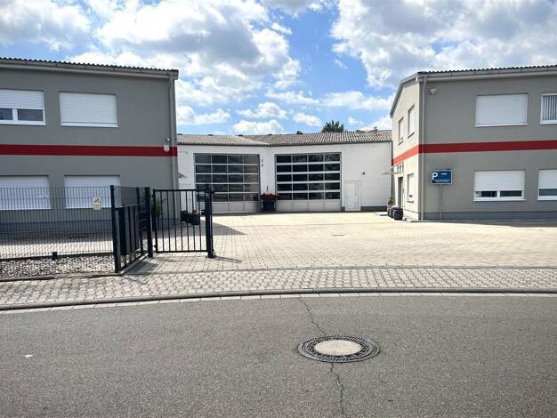 Wohn- und Geschäftshaus zum Kauf als Kapitalanlage geeignet 15 Zimmer 1.648,8 m² 3.200 m² Grundstück Lampertheim , Hessen 68623