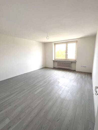 Wohnung zur Miete 554 € 3 Zimmer 80,5 m² 1. Geschoss Ernst-Reuter-Straße 54 Innenstadt Hof 95032